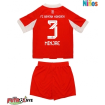 Camiseta Bayern Munich Kim Min-jae #3 Primera Equipación para niños 2025-26 manga corta (+ pantalones cortos)